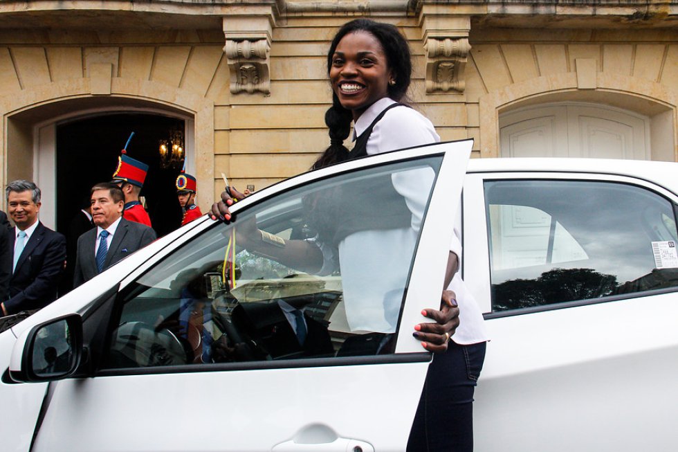 La deportista nacida en Apartadó recibió un carro como parte de su premio por el oro olímpico. La deportista nacida en Apartadó recibió un carro como parte de su premio por el oro olímpico.