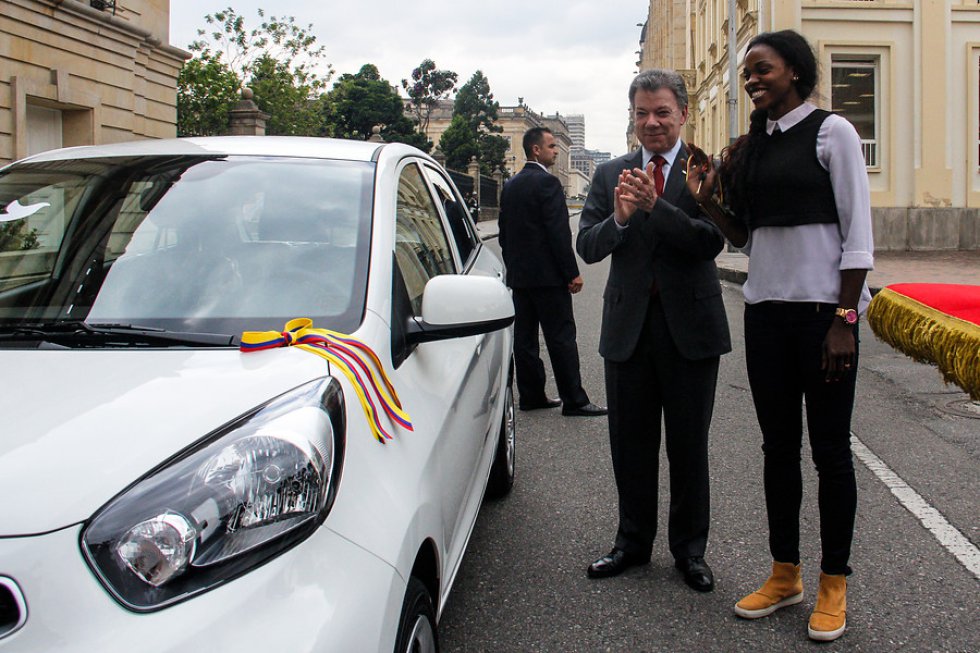 La deportista nacida en Apartadó recibió un carro como parte de su premio por el oro olímpico. La deportista nacida en Apartadó recibió un carro como parte de su premio por el oro olímpico.