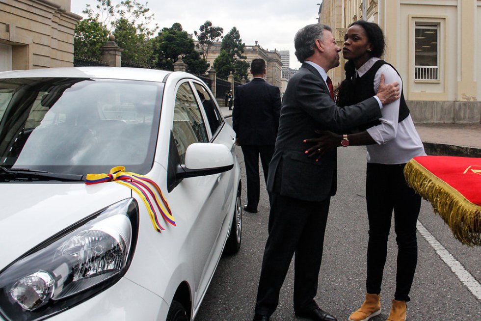 La deportista nacida en Apartadó recibió un carro como parte de su premio por el oro olímpico. La deportista nacida en Apartadó recibió un carro como parte de su premio por el oro olímpico.