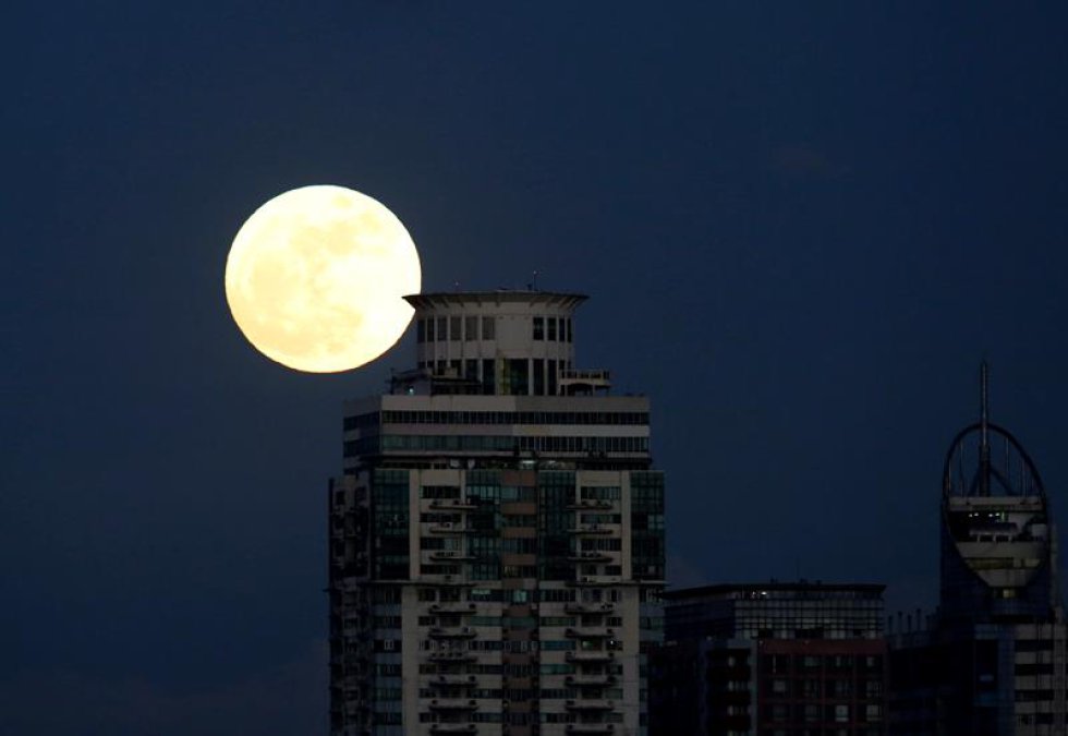 Los puertorriqueños pueden contemplar la superluna desde cualquier parte de la isla. Los puertorriqueños pueden contemplar la superluna desde cualquier parte de la isla.