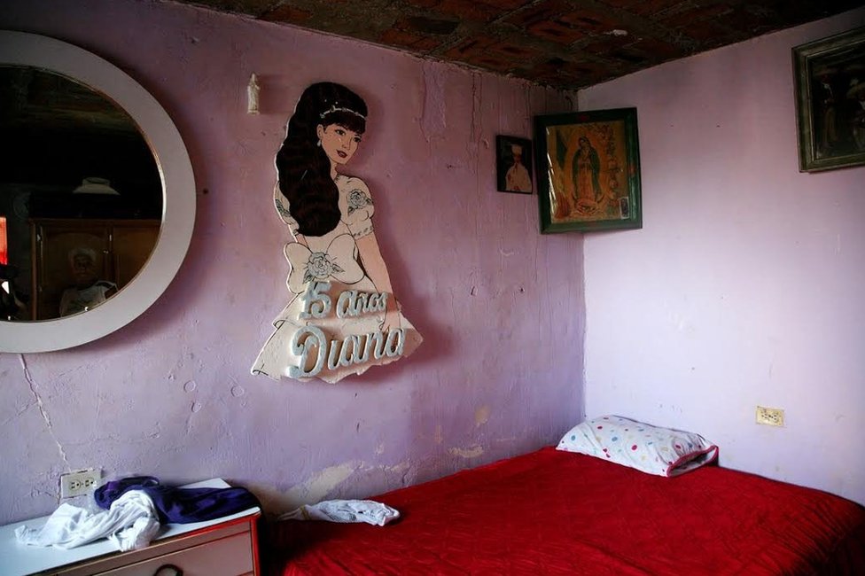 “Empecé a ir a las casas de estas mujeres a documentar sus espacios y objetos personales”, explica la fotógrafa. Se encontró con que muchas familias conservaban las habitaciones intactas. Ésta es la Diana, desaparecida a los 16 años. “Empecé a ir a las casas de estas mujeres a documentar sus espacios y objetos personales”, explica la fotógrafa. Se encontró con que muchas familias conservaban las habitaciones intactas. Ésta es la Diana, desaparecida a los 16 años.