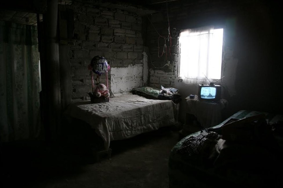 “De los primeros casos que documenté, curiosamente, las mujeres tenían mi edad. Visitar sus habitaciones me hacía recordar a mí misma hace algunos años”, dice Martell. Cinthia Jacobeth Castañeda Alvarado, de 13 años, desapareció en 2008 en el centro de la ciudad. Se estima que cientos de mujeres han fallecido víctimas de la violencia en la localidad durante las últimas dos décadas. “De los primeros casos que documenté, curiosamente, las mujeres tenían mi edad. Visitar sus habitaciones me hacía recordar a mí misma hace algunos años”, dice Martell. Cinthia Jacobeth Castañeda Alvarado, de 13 años, desapareció en 2008 en el centro de la ciudad. Se estima que cientos de mujeres han fallecido víctimas de la violencia en la localidad durante las últimas dos décadas.