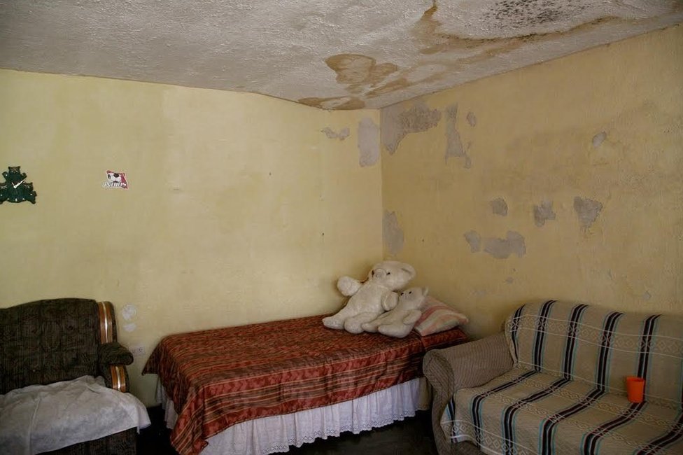 Blanca Grisel Guzmán, de 15 años, desapareció en 1996. Trabajaba en una dulcería cerca de su casa. Aunque los niveles de violencia han bajado en Ciudad Juárez, el drama persiste: el de las madres que se quedaron sin sus hijas o el de los hijos que perdieron a sus madres y que crecen en muchos casos sin un cierre, sin saber qué pasó. Blanca Grisel Guzmán, de 15 años, desapareció en 1996. Trabajaba en una dulcería cerca de su casa. Aunque los niveles de violencia han bajado en Ciudad Juárez, el drama persiste: el de las madres que se quedaron sin sus hijas o el de los hijos que perdieron a sus madres y que crecen en muchos casos sin un cierre, sin saber qué pasó.
