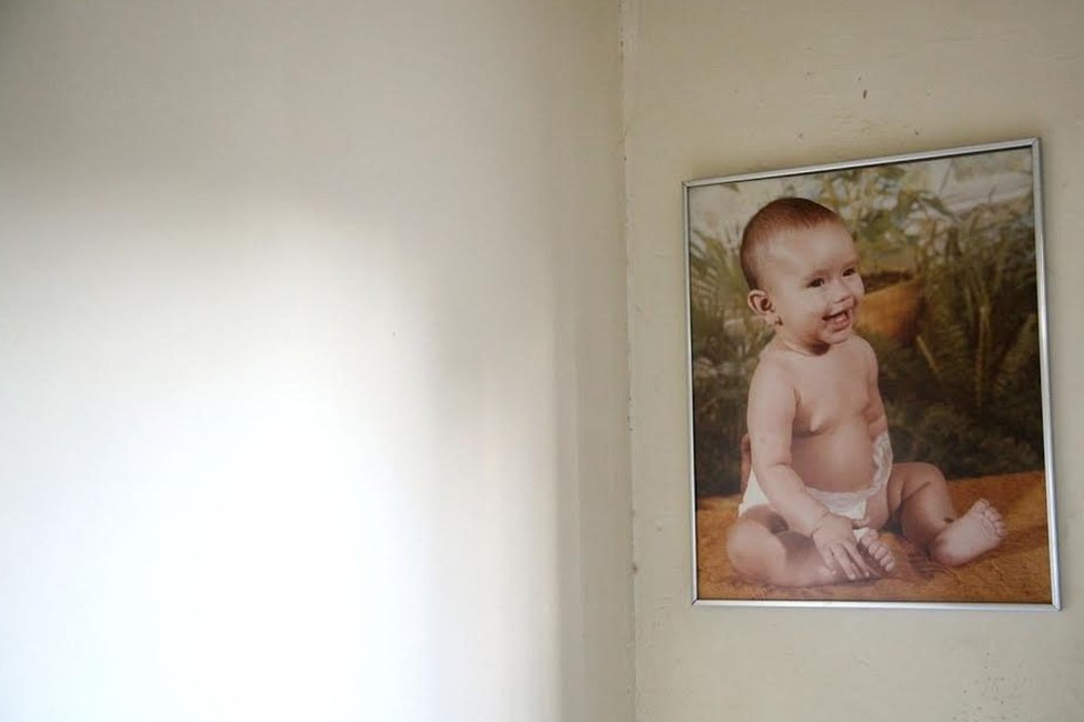 Así era Jazmín Chavarría Corral a los 2 años. Desapareció a los 21, en febrero de 2007. “El lugar se ha convertido en un mapa personal, trazado de posibles trayectos de todas ellas”, dice Martell. “Las imagino caminando por ahí. No dejo de buscar en las personas rasgos o rostros de algunas de las jóvenes que no han podido volver a sus casas. Siempre pienso dónde podrían estar”. Así era Jazmín Chavarría Corral a los 2 años. Desapareció a los 21, en febrero de 2007. “El lugar se ha convertido en un mapa personal, trazado de posibles trayectos de todas ellas”, dice Martell. “Las imagino caminando por ahí. No dejo de buscar en las personas rasgos o rostros de algunas de las jóvenes que no han podido volver a sus casas. Siempre pienso dónde podrían estar”.