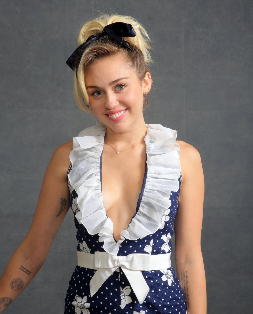 En agosto de 2015 Cyrus fue anfitriona de la gala de los MTV Video Music Awards y ese mismo año fue reconocida como una de las mejores artistas de todos los tiempos por la revista Billboard. En agosto de 2015 Cyrus fue anfitriona de la gala de los MTV Video Music Awards y ese mismo año fue reconocida como una de las mejores artistas de todos los tiempos por la revista Billboard.