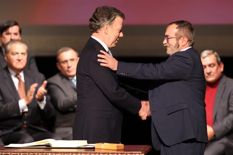 En el Teatro Colón se realizó el acto de firma del nuevo acuerdo el cual tuvo modificaciones después del triunfo del No en el plebiscito. En el Teatro Colón se realizó el acto de firma del nuevo acuerdo el cual tuvo modificaciones después del triunfo del No en el plebiscito.