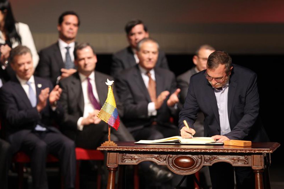 El presidente Juan Manuel Santos aprovechó su discurso durante la firma del nuevo acuerdo de paz con las Farc para anunciar que espera que la próxima semana la paz sea refrendada en el Senado de la República. El presidente Juan Manuel Santos aprovechó su discurso durante la firma del nuevo acuerdo de paz con las Farc para anunciar que espera que la próxima semana la paz sea refrendada en el Senado de la República.