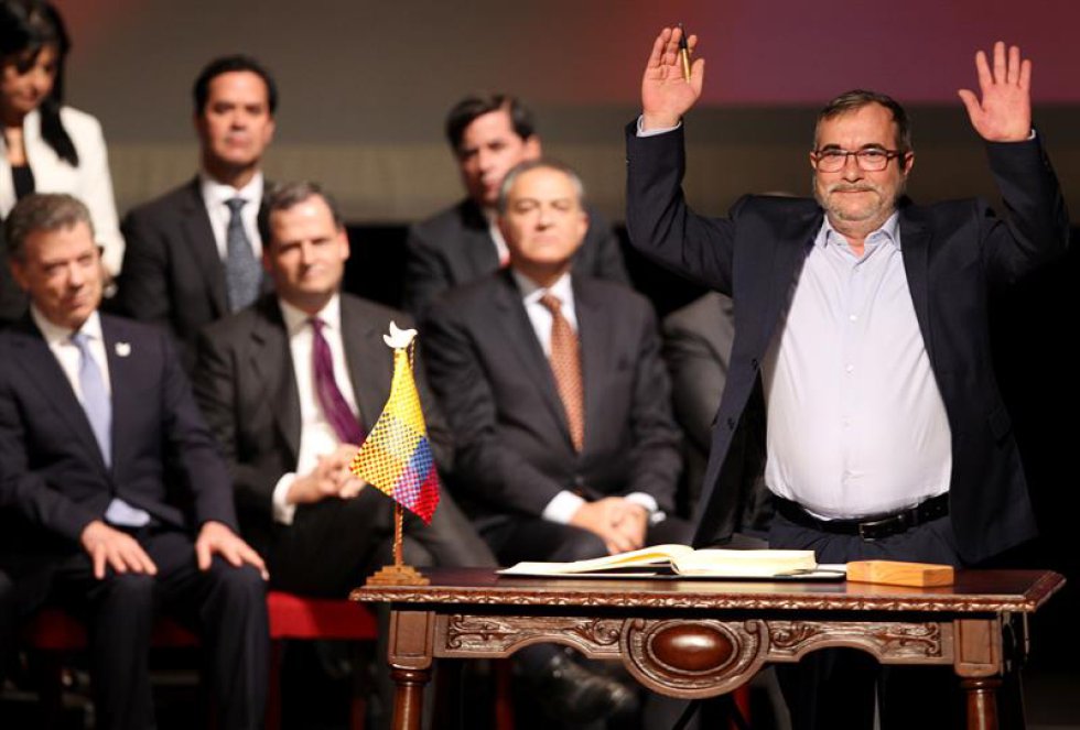 Rodrigo Londoño, principal líder de las Farc, el primero en firmar el nuevo acuerdo de paz con el Gobierno, dijo que para alcanzar la firma de este acuerdo los colombianos vivieron más de siete décadas de violencia, medio siglo de guerra abierta, 33 años en procesos de diálogos, un lustro de debates en la Habana, Cuba, el desencanto del 2 de octubre y el esfuerzo de volver revivir los acuerdos de paz. Rodrigo Londoño, principal líder de las Farc, el primero en firmar el nuevo acuerdo de paz con el Gobierno, dijo que para alcanzar la firma de este acuerdo los colombianos vivieron más de siete décadas de violencia, medio siglo de guerra abierta, 33 años en procesos de diálogos, un lustro de debates en la Habana, Cuba, el desencanto del 2 de octubre y el esfuerzo de volver revivir los acuerdos de paz.