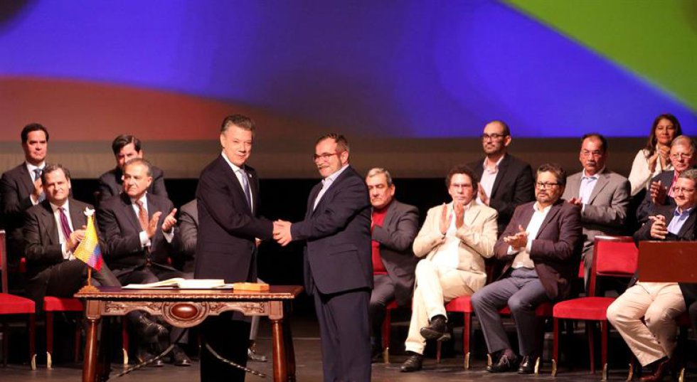A las comunidades indígenas, campesinas, mujeres, afrodescendientes, líderes agrarios, comunales, a las decenas de familias que se unieron a las Farc en las vigilias por la paz, a la Iglesia Católica, a los académicos, a las plataformas por la paz, también les agradeció. A las comunidades indígenas, campesinas, mujeres, afrodescendientes, líderes agrarios, comunales, a las decenas de familias que se unieron a las Farc en las vigilias por la paz, a la Iglesia Católica, a los académicos, a las plataformas por la paz, también les agradeció.
