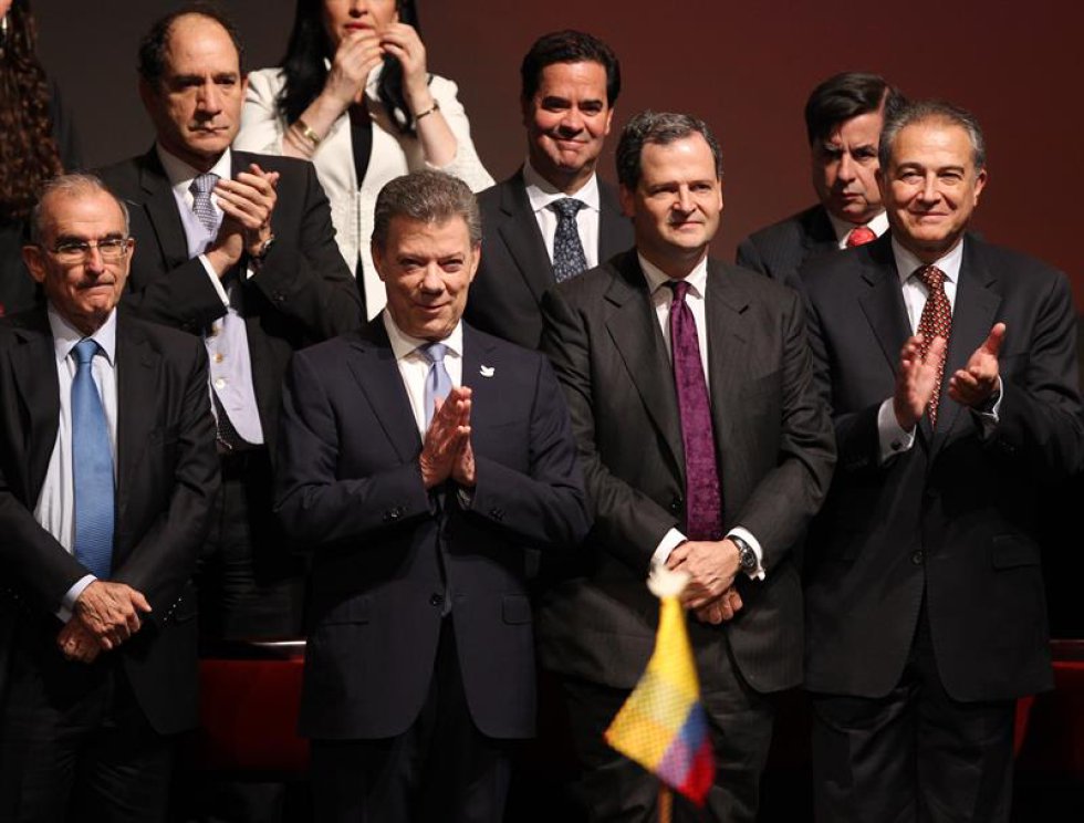 Y ese día de la aprobación será el Día D. Cinco días después, las Farc empezarán el movimiento hacia las zonas veredales transitorias. Y a los 90 días iniciarán con la dejación de las armas. “Las Farc, como grupo armado, habrá dejado de existir”, dijo. Y ese día de la aprobación será el Día D. Cinco días después, las Farc empezarán el movimiento hacia las zonas veredales transitorias. Y a los 90 días iniciarán con la dejación de las armas. “Las Farc, como grupo armado, habrá dejado de existir”, dijo.