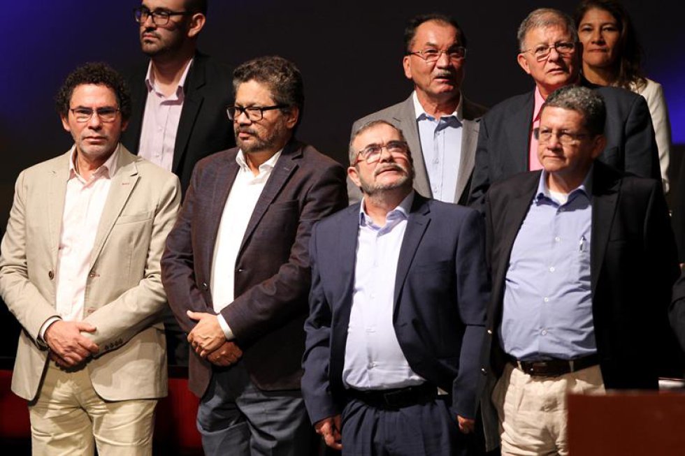Rodrigo Londoño, principal líder de las Farc, el primero en firmar el nuevo acuerdo de paz con el Gobierno, dijo que para alcanzar la firma de este acuerdo los colombianos vivieron más de siete décadas de violencia, medio siglo de guerra abierta, 33 años en procesos de diálogos, un lustro de debates en la Habana, Cuba, el desencanto del 2 de octubre y el esfuerzo de volver revivir los acuerdos de paz. Rodrigo Londoño, principal líder de las Farc, el primero en firmar el nuevo acuerdo de paz con el Gobierno, dijo que para alcanzar la firma de este acuerdo los colombianos vivieron más de siete décadas de violencia, medio siglo de guerra abierta, 33 años en procesos de diálogos, un lustro de debates en la Habana, Cuba, el desencanto del 2 de octubre y el esfuerzo de volver revivir los acuerdos de paz.