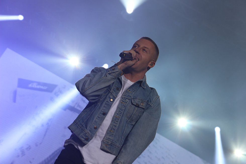 Macklemore & Ryan Lewis, no solo cerraron la primera tarima con un show fuera de control sino también finalizan sus conciertos de este 2016 con esta presentación. Macklemore & Ryan Lewis, no solo cerraron la primera tarima con un show fuera de control sino también finalizan sus conciertos de este 2016 con esta presentación.