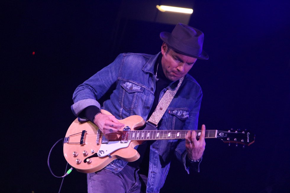 Santiago Cruz interpretó la canción que escribió junto a Vicente Garcia, ojos de caramelo Santiago Cruz interpretó la canción que escribió junto a Vicente Garcia, ojos de caramelo