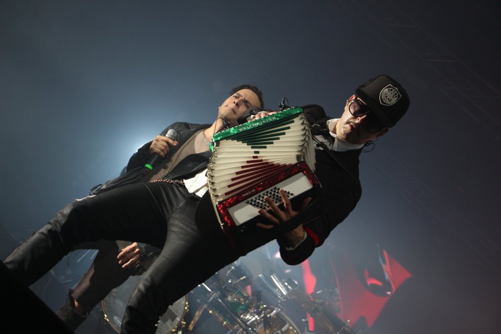 La banda mexicana Kinky quien sobresale por letras pegajosas influenciadas de ritmos como rock, dance, samba, electrónica y funk derrochó de energía en la tarima dos. La banda mexicana Kinky quien sobresale por letras pegajosas influenciadas de ritmos como rock, dance, samba, electrónica y funk derrochó de energía en la tarima dos.