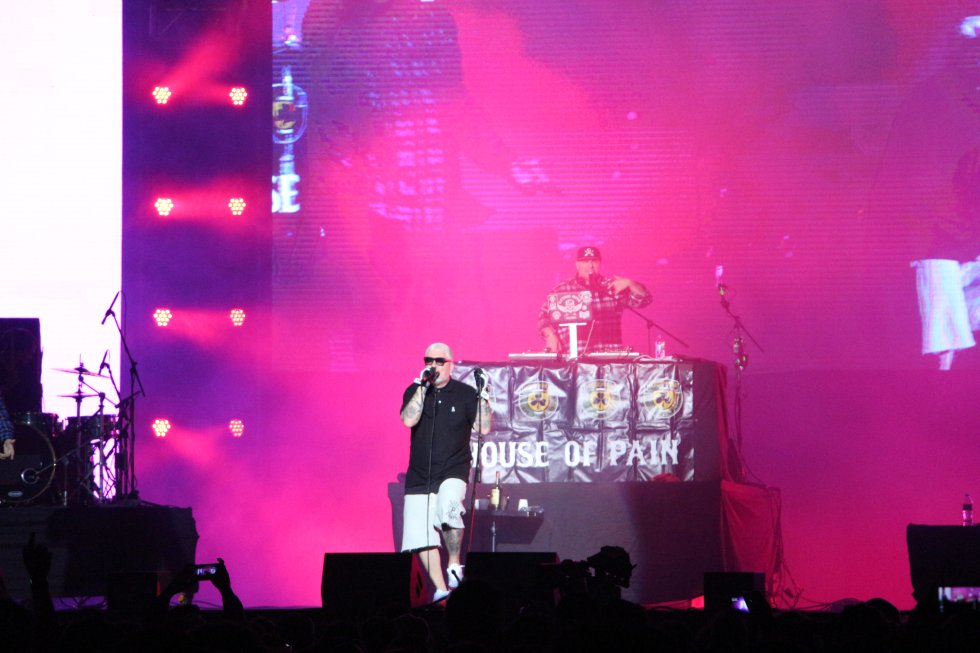 Pese a su disolución en 2011, House of Pain está de regreso y lo dejó ver en la tarima del Almax. Pese a su disolución en 2011, House of Pain está de regreso y lo dejó ver en la tarima del Almax.