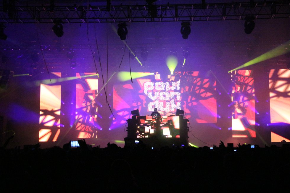 El alemán hizo retumbar los oídos de los asistentes con su música trance. El alemán hizo retumbar los oídos de los asistentes con su música trance.