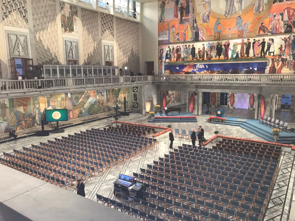 Santos será recibido luego en audiencia por los reyes Harald y Sonia en el Palacio Real. Santos será recibido luego en audiencia por los reyes Harald y Sonia en el Palacio Real.