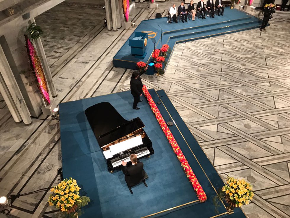 El Nobel de la Paz es el único de los Nobel que ni se otorga ni entrega en Estocolmo, a diferencia de los otros cinco galardones, sino en Oslo. El Nobel de la Paz es el único de los Nobel que ni se otorga ni entrega en Estocolmo, a diferencia de los otros cinco galardones, sino en Oslo.