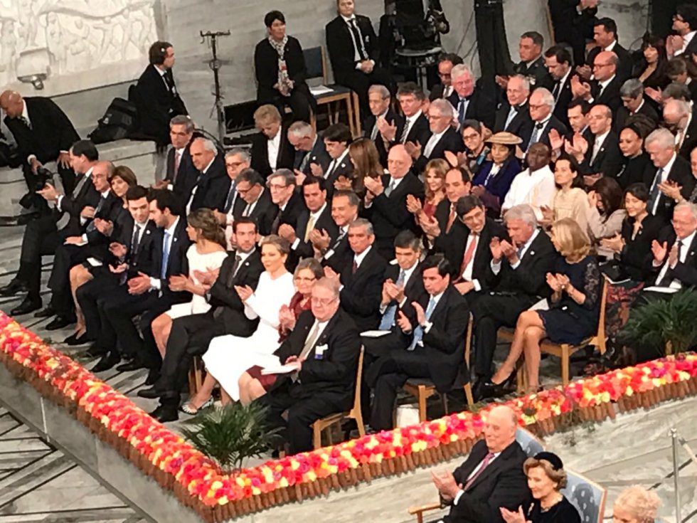 En una majestuosa ceremonia y acompañado de su familia e invitados, el jefe de Estado recibe el galardón. En una majestuosa ceremonia y acompañado de su familia e invitados, el jefe de Estado recibe el galardón.