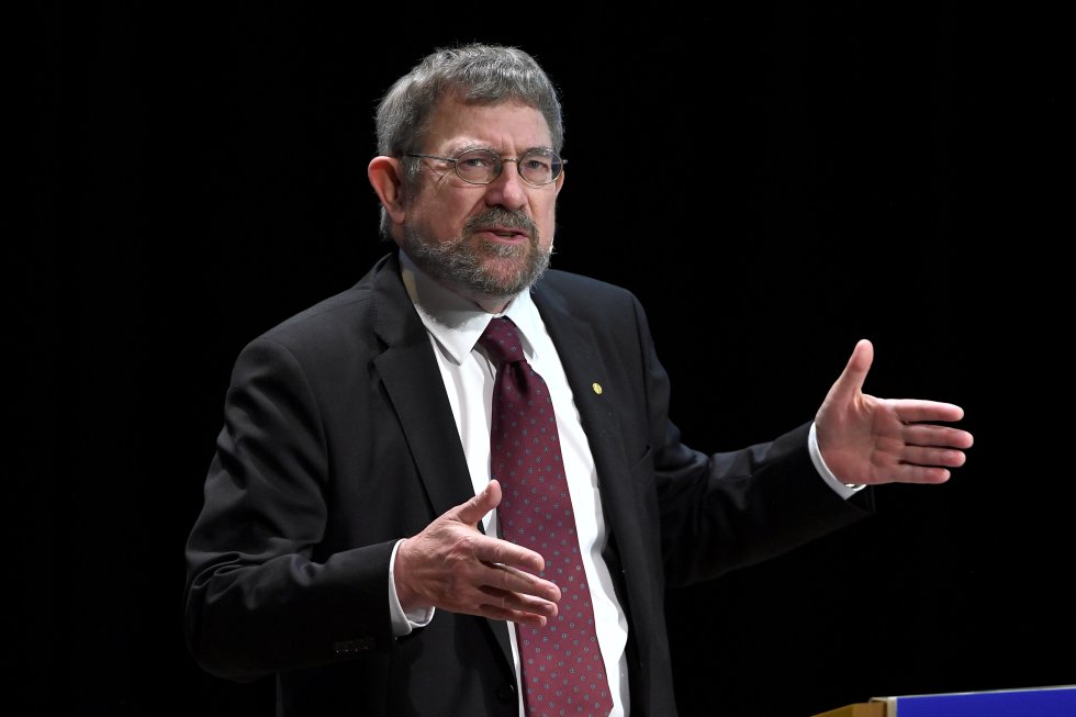 Michael Kosterlitz, Nobel de Física otorgado por "los descubrimientos teóricos de las transiciones de fase topológica y fases topológicas de la materia". Michael Kosterlitz, Nobel de Física otorgado por "los descubrimientos teóricos de las transiciones de fase topológica y fases topológicas de la materia".