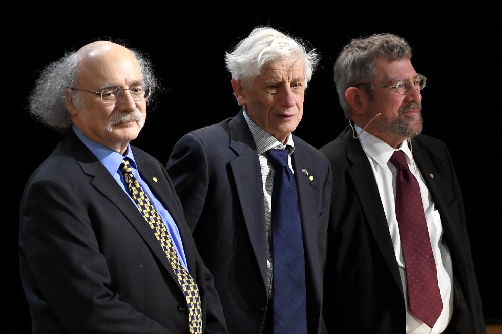 Duncan Haldane (izq), David Thouless (centro) y Michael Kosterlitz (der), Nobel de Física otorgado por "los descubrimientos teóricos de las transiciones de fase topológica y fases topológicas de la materia". Duncan Haldane (izq), David Thouless (centro) y Michael Kosterlitz (der), Nobel de Física otorgado por "los descubrimientos teóricos de las transiciones de fase topológica y fases topológicas de la materia".