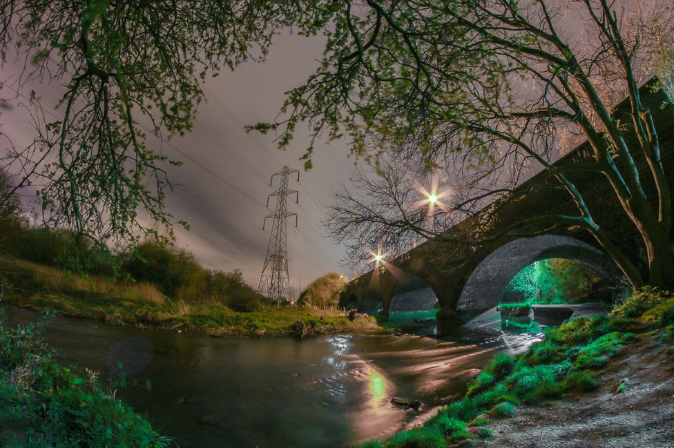 Finalmente, los jueces dijeron esto de la fotografía de Dmitrijs Samsonovs, centro este de Inglaterra: "Una composición poderosa y una exposición a la luz cuidadosamente controlada, con tan modesta cámara, demuestra la originalidad de un sujeto o un lugar que un caminante despistado difícilmente notaría. Samsonovs trae lo mundano a una bella e irresistible conclusión, la cual nos hace considerar el gran potencial de los lugares que nos rodean". Finalmente, los jueces dijeron esto de la fotografía de Dmitrijs Samsonovs, centro este de Inglaterra: "Una composición poderosa y una exposición a la luz cuidadosamente controlada, con tan modesta cámara, demuestra la originalidad de un sujeto o un lugar que un caminante despistado difícilmente notaría. Samsonovs trae lo mundano a una bella e irresistible conclusión, la cual nos hace considerar el gran potencial de los lugares que nos rodean".