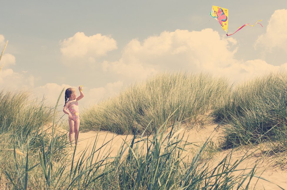 Matt Doogue, noroeste de Inglaterra: "La costa británica (todos acudimos a nuestra playa más cercana tan pronto como llega el verano). Tomé esta foto de mi hija en la playa Ainsdale (Lancashire), mientras ella empinaba una cometa por primera vez". Matt Doogue, noroeste de Inglaterra: "La costa británica (todos acudimos a nuestra playa más cercana tan pronto como llega el verano). Tomé esta foto de mi hija en la playa Ainsdale (Lancashire), mientras ella empinaba una cometa por primera vez".