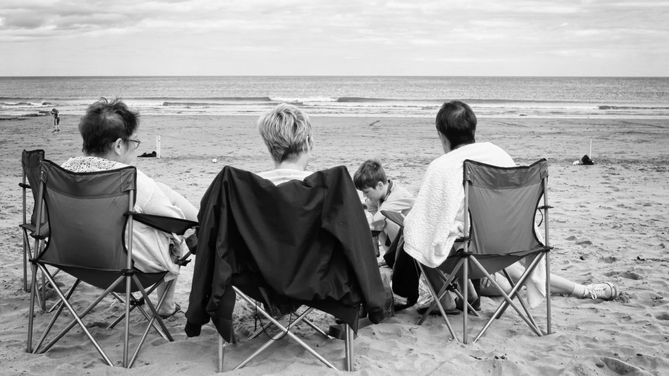 Jeffrey Whitfield, noreste de Inglaterra: "Tres mujeres y sus hijos disfrutan durante algunas horas en una tranquila playa cerca de Berwick-Upon-Tweed (en el condado de Northumberland). Las mujeres conversan mientras los niños pasan el tiempo disfrutando de los entretenimientos ingleses más simples: jugar al criquet y al fútbol. Un placentero paseo inglés sin tener que gastar una fortuna". Jeffrey Whitfield, noreste de Inglaterra: "Tres mujeres y sus hijos disfrutan durante algunas horas en una tranquila playa cerca de Berwick-Upon-Tweed (en el condado de Northumberland). Las mujeres conversan mientras los niños pasan el tiempo disfrutando de los entretenimientos ingleses más simples: jugar al criquet y al fútbol. Un placentero paseo inglés sin tener que gastar una fortuna".