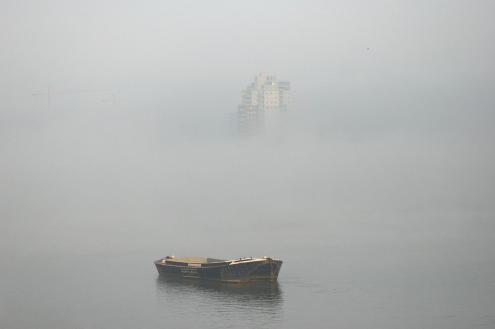 Malcolm Dawson, Londres: "Una mañana con niebla pero soleada de camino al trabajo. Tuve que detenerme para disfrutar el misterio". Malcolm Dawson, Londres: "Una mañana con niebla pero soleada de camino al trabajo. Tuve que detenerme para disfrutar el misterio".