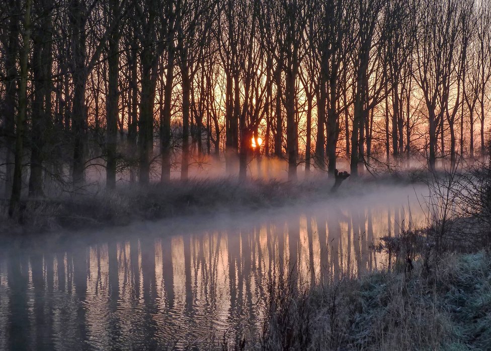 Tom Bown, sureste de Inglaterra: "Las estaciones británicas son una gran causa de celebración pues nos permiten intercambiar de una manera siempre distinta con nuestro hermoso entorno. Esta zona del Támesis (en el condado de Oxfordshire) probablemente no sea parte de ningún itinerario turístico. Sin embargo, en una helada mañana invernal, con el sol saliendo entre la niebla, debe haber muy pocos lugares más hermosos en la Tierra". Tom Bown, sureste de Inglaterra: "Las estaciones británicas son una gran causa de celebración pues nos permiten intercambiar de una manera siempre distinta con nuestro hermoso entorno. Esta zona del Támesis (en el condado de Oxfordshire) probablemente no sea parte de ningún itinerario turístico. Sin embargo, en una helada mañana invernal, con el sol saliendo entre la niebla, debe haber muy pocos lugares más hermosos en la Tierra".