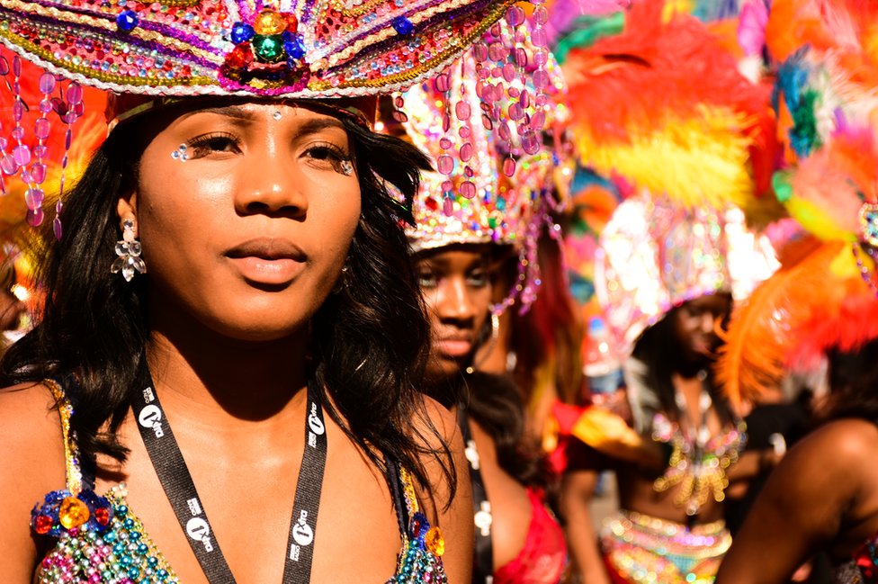 Lisa Bond, Yorkshire y Humber: "Creo que esta imagen representa la belleza en los rostros y las costumbres, pero también la belleza de Reino Unido a través de la celebración de las diversas culturas que componen la nación. El carnaval de Leeds es una celebración de la cultura de las Indias Occidentales y lo celebran todas las naciones y etnias de Yorkshire. Este fin de semana es una fiesta para los sentidos y un punto culminante del esfuerzo y la unión de las comunidades de Leeds. Las plumas me azotaron los ojos repetidamente mientras trataba de lograr la mejor toma". Lisa Bond, Yorkshire y Humber: "Creo que esta imagen representa la belleza en los rostros y las costumbres, pero también la belleza de Reino Unido a través de la celebración de las diversas culturas que componen la nación. El carnaval de Leeds es una celebración de la cultura de las Indias Occidentales y lo celebran todas las naciones y etnias de Yorkshire. Este fin de semana es una fiesta para los sentidos y un punto culminante del esfuerzo y la unión de las comunidades de Leeds. Las plumas me azotaron los ojos repetidamente mientras trataba de lograr la mejor toma".