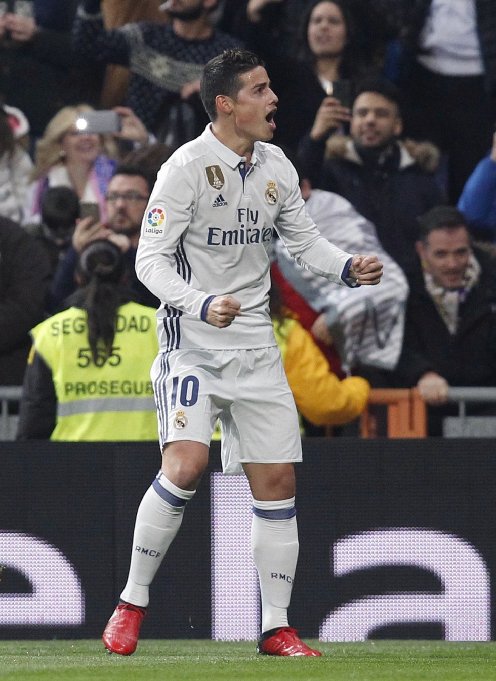 James llegó a cuatro goles con el Real Madrid en la presente temporada. James llegó a cuatro goles con el Real Madrid en la presente temporada.