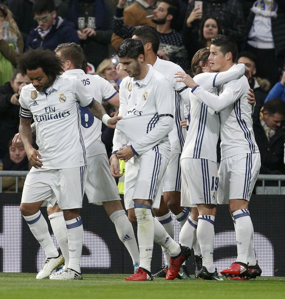 James celebra el primer gol del partido junto a sus compañeros. James celebra el primer gol del partido junto a sus compañeros.