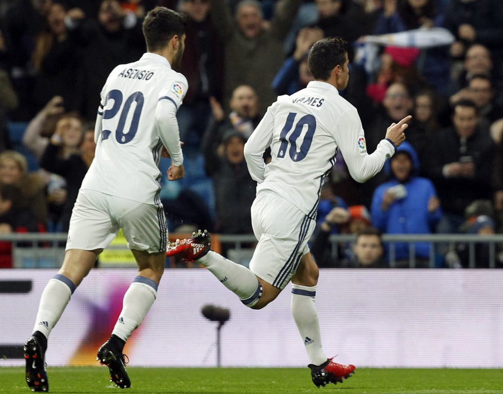 James y Asensio celebran la primera anotación del compromiso. James y Asensio celebran la primera anotación del compromiso.