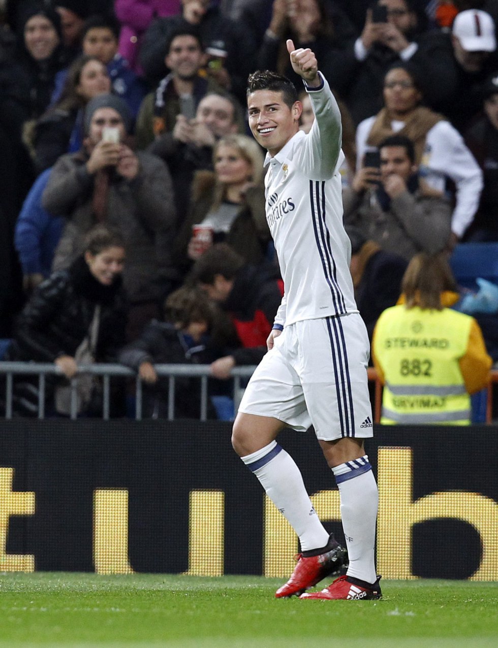 El colombiano calló las críticas y se ganó el aplauso del Bernabéu tras un excelente juego. El colombiano calló las críticas y se ganó el aplauso del Bernabéu tras un excelente juego.