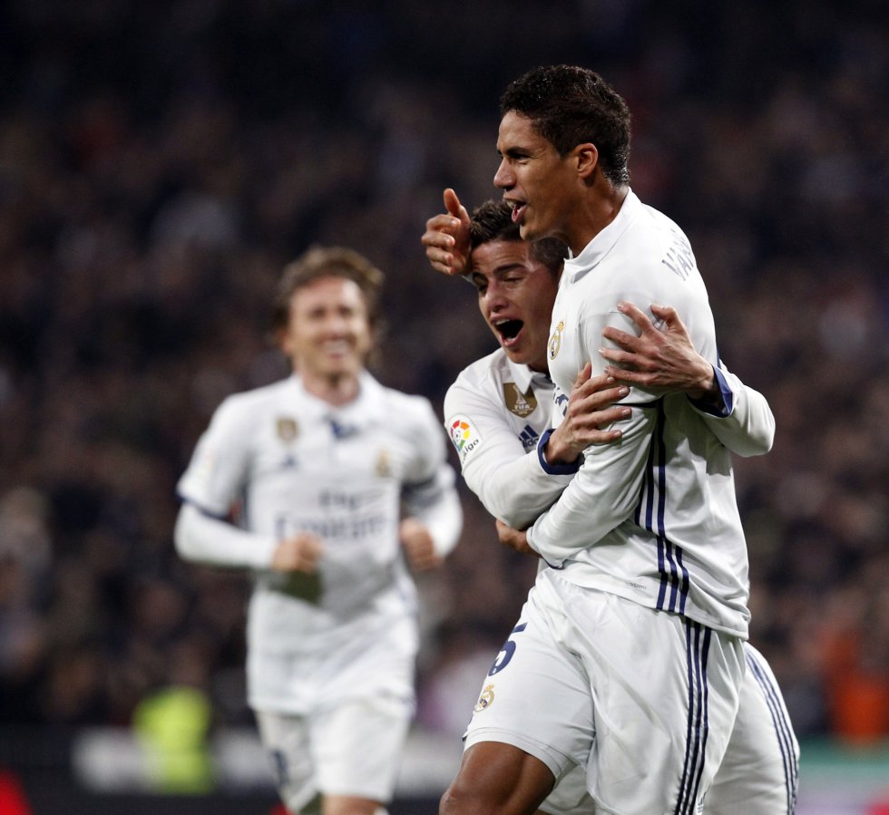 James abraza a Varane, tras el gol del francés. James abraza a Varane, tras el gol del francés.
