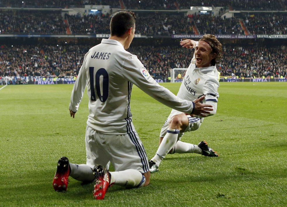 James y Modric celebran el tercer tanto del Real Madrid. James y Modric celebran el tercer tanto del Real Madrid.
