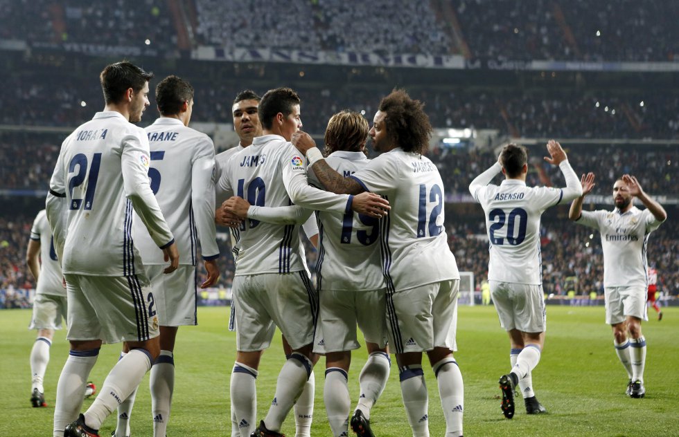 Los jugadores del Real Madrid abrazan de forma conjunta a James, tras su segundo gol. Los jugadores del Real Madrid abrazan de forma conjunta a James, tras su segundo gol.