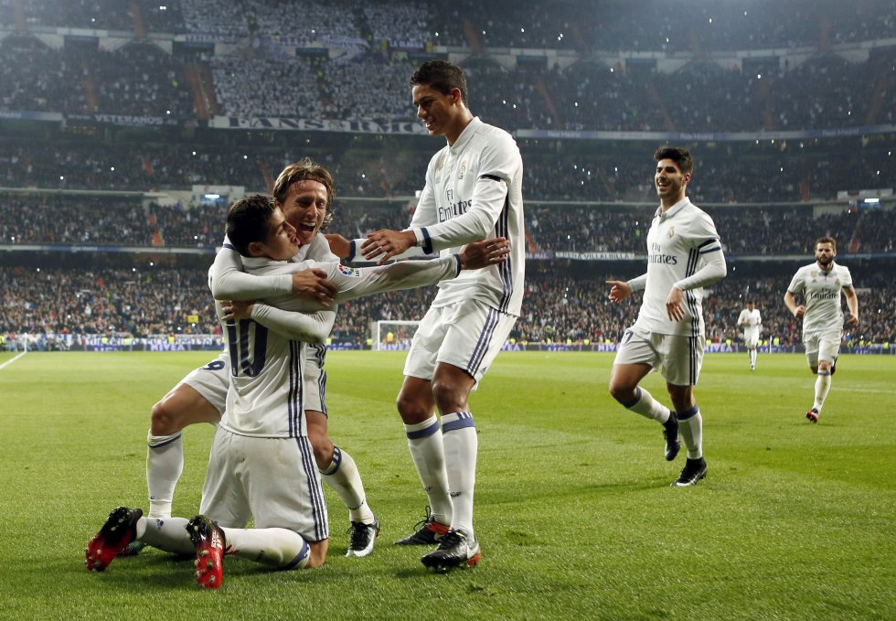 Varane y Modric celebran con James el tercer gol del Real Madrid Varane y Modric celebran con James el tercer gol del Real Madrid