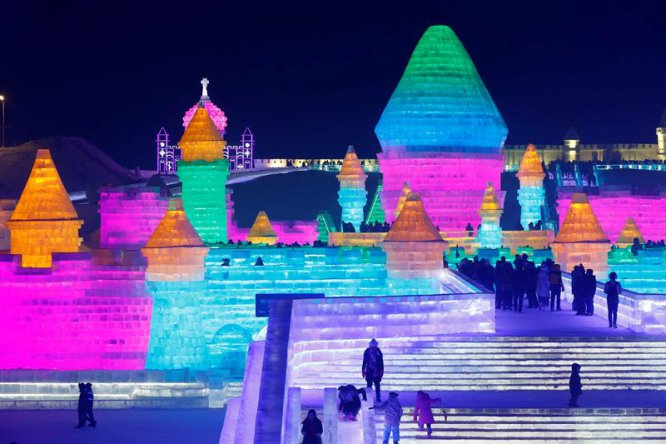 Entre las actividades preparadas para los visitantes destacan los espectáculos de luz y sonido sobre los edificios de estética europea del casco antiguo. Entre las actividades preparadas para los visitantes destacan los espectáculos de luz y sonido sobre los edificios de estética europea del casco antiguo.