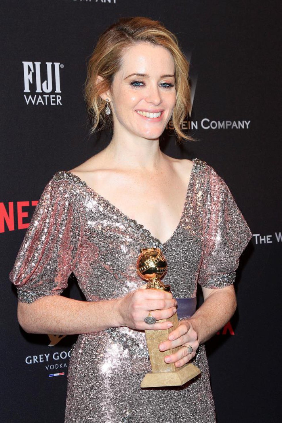 La actriz británica Claire Foy posa a su llegada a la fiesta Netflix de los Globos de Oro tras la celebración de la entrega de premios en Beverly Hills. La actriz británica Claire Foy posa a su llegada a la fiesta Netflix de los Globos de Oro tras la celebración de la entrega de premios en Beverly Hills.
