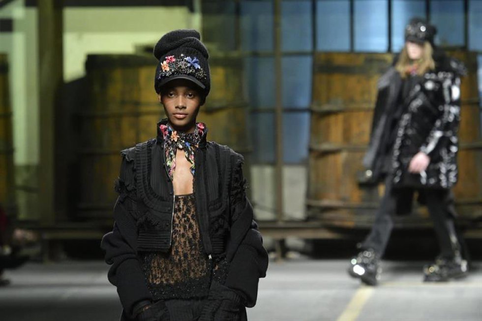 Marcas como Dolce & Gabbana, Dan and Dean Caten y Jeremy Scott presentaron su colección otoño-invierno 2016-2017. Marcas como Dolce & Gabbana, Dan and Dean Caten y Jeremy Scott presentaron su colección otoño-invierno 2016-2017.