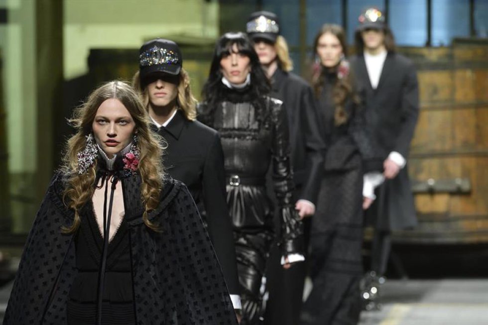 Grandes de la moda como Marc Jacobs, Ermenegildo Zegna, Giorgio Armani, Alexander McQueen y muchos más todos reunidos en la Semana de la Moda de Milán. Grandes de la moda como Marc Jacobs, Ermenegildo Zegna, Giorgio Armani, Alexander McQueen y muchos más todos reunidos en la Semana de la Moda de Milán.