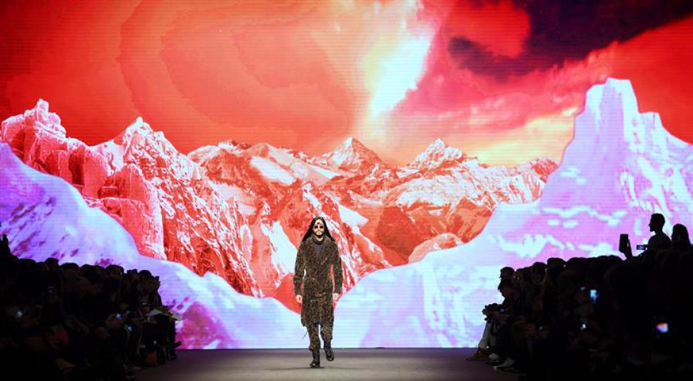Marcas como Dolce & Gabbana, Dan and Dean Caten y Jeremy Scott presentaron su colección otoño-invierno 2016-2017. Marcas como Dolce & Gabbana, Dan and Dean Caten y Jeremy Scott presentaron su colección otoño-invierno 2016-2017.