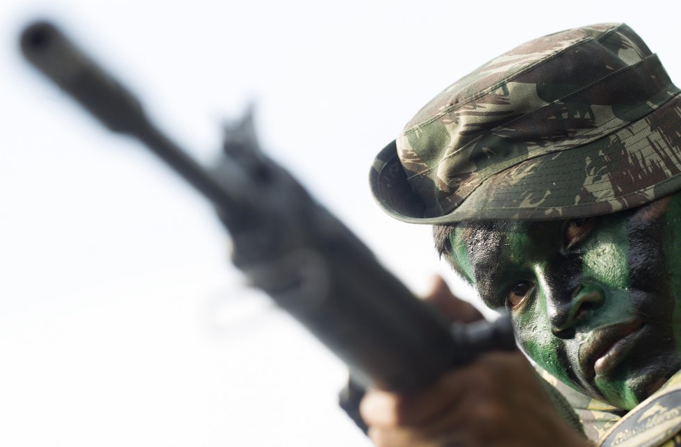 Armas largas, helicópteros y vehículos de navegación rápida patrullan la zona. Armas largas, helicópteros y vehículos de navegación rápida patrullan la zona.