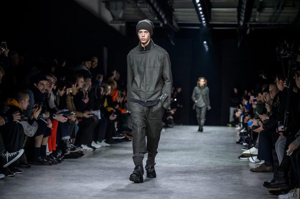En Francia, el diseñador japones, Yohji Yamamoto, presentó su colección de otoño/invierno 2017/18. En Francia, el diseñador japones, Yohji Yamamoto, presentó su colección de otoño/invierno 2017/18.