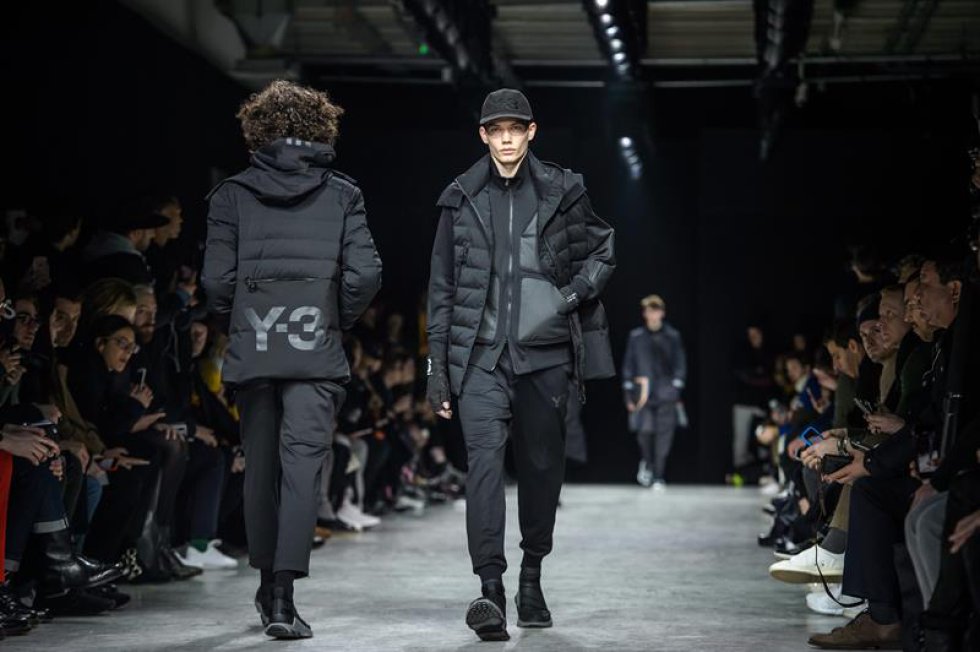 En Francia, el diseñador japones, Yohji Yamamoto, presentó su colección de otoño/invierno 2017/18. En Francia, el diseñador japones, Yohji Yamamoto, presentó su colección de otoño/invierno 2017/18.