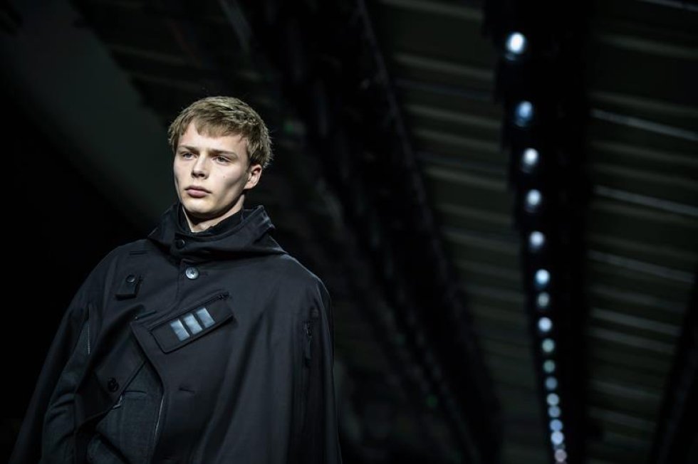 En Francia, el diseñador japones, Yohji Yamamoto, presentó su colección de otoño/invierno 2017/18. En Francia, el diseñador japones, Yohji Yamamoto, presentó su colección de otoño/invierno 2017/18.