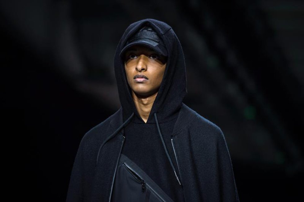 En Francia, el diseñador japones, Yohji Yamamoto, presentó su colección de otoño/invierno 2017/18. En Francia, el diseñador japones, Yohji Yamamoto, presentó su colección de otoño/invierno 2017/18.