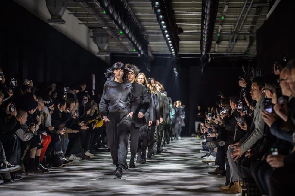 En Francia, el diseñador japones, Yohji Yamamoto, presentó su colección de otoño/invierno 2017/18. En Francia, el diseñador japones, Yohji Yamamoto, presentó su colección de otoño/invierno 2017/18.